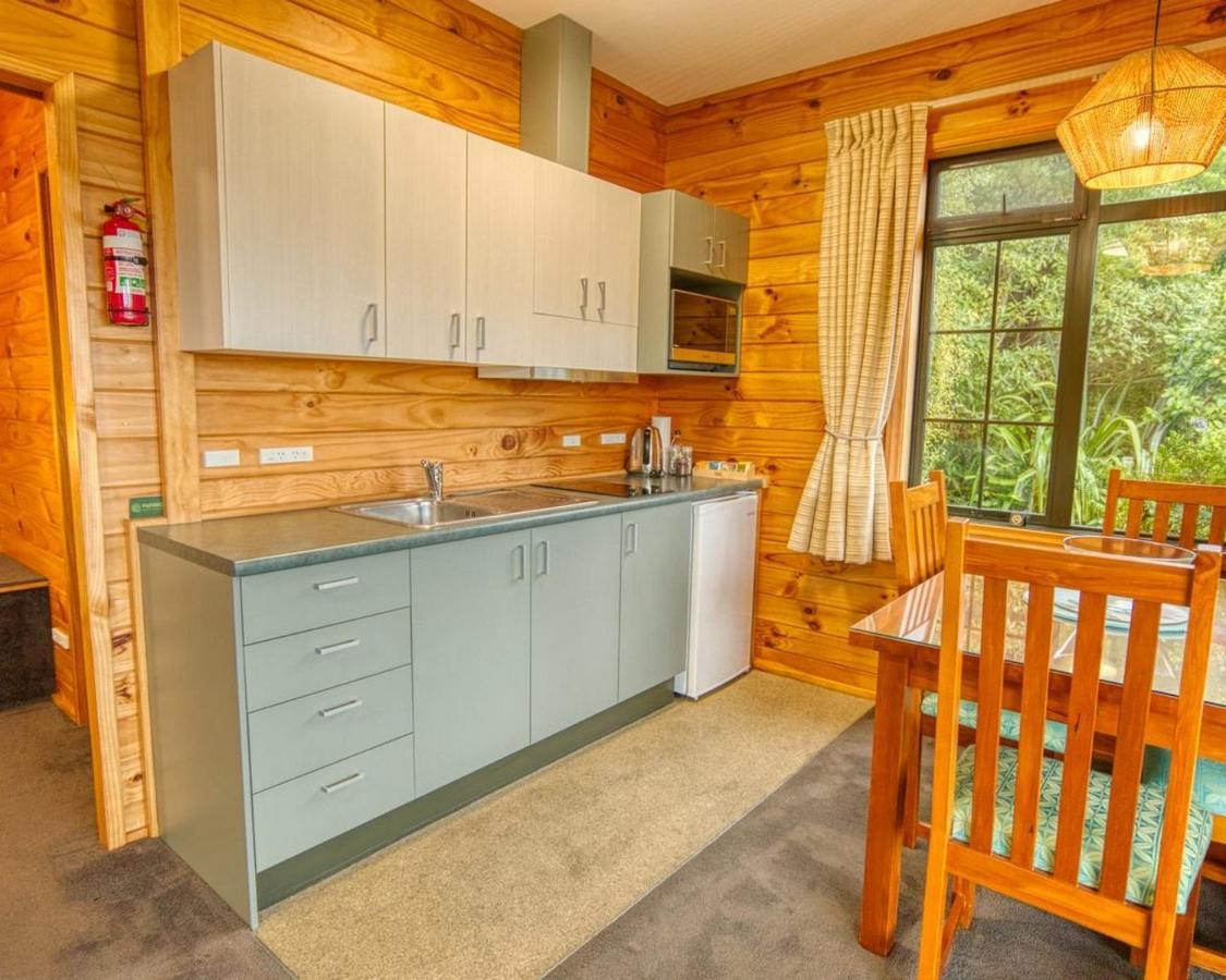 Paparoa Beach Hideaway With Hot Tub Barrytown Екстериор снимка